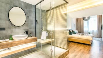 Quarto casal clássico, para não fumantes | Banheiro | Chuveiro, produtos de toalete grátis, secador de cabelo, chinelos