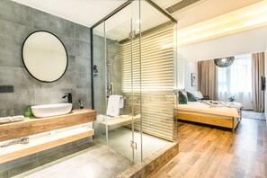 Quarto casal clássico, para não fumantes | Banheiro | Chuveiro, produtos de toalete grátis, secador de cabelo, chinelos