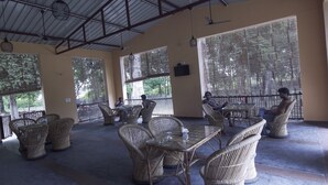 Melayani sarapan, makan siang, dan makan malam