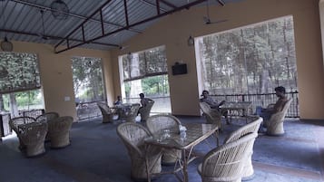 Se sirven desayunos, almuerzos y cocina india (con vistas al jardín)