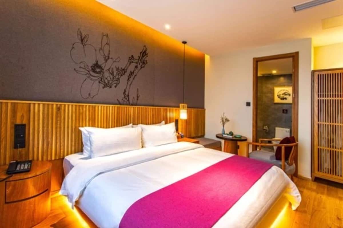 Quarto casal superior | Escrivaninha, cortinas blackout, Wi-Fi de cortesia, roupa de cama