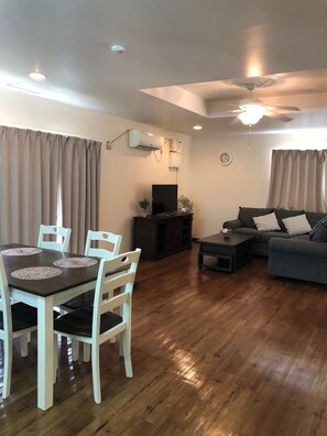 패밀리 하우스, 침실 3개 (Whole Building) | 거실 공간 | 평면 TV