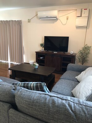 Casa familiar, 3 habitaciones (Whole Building) | Zona de estar | Una televisión de pantalla plana
