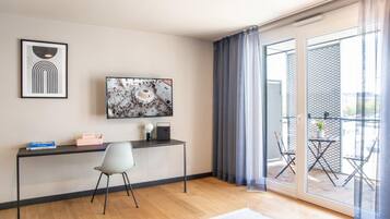 Smart Apartment, 1 Queen Bed, Balcony (Full Kitchen) | Zimmersafe, laptopgeeigneter Arbeitsplatz, schallisolierte Zimmer
