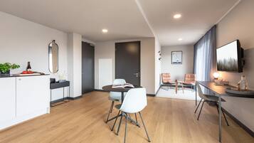 Luxury-Studio, 1 Queen-Bett, Balkon (Full Kitchen) | Zimmersafe, laptopgeeigneter Arbeitsplatz, schallisolierte Zimmer