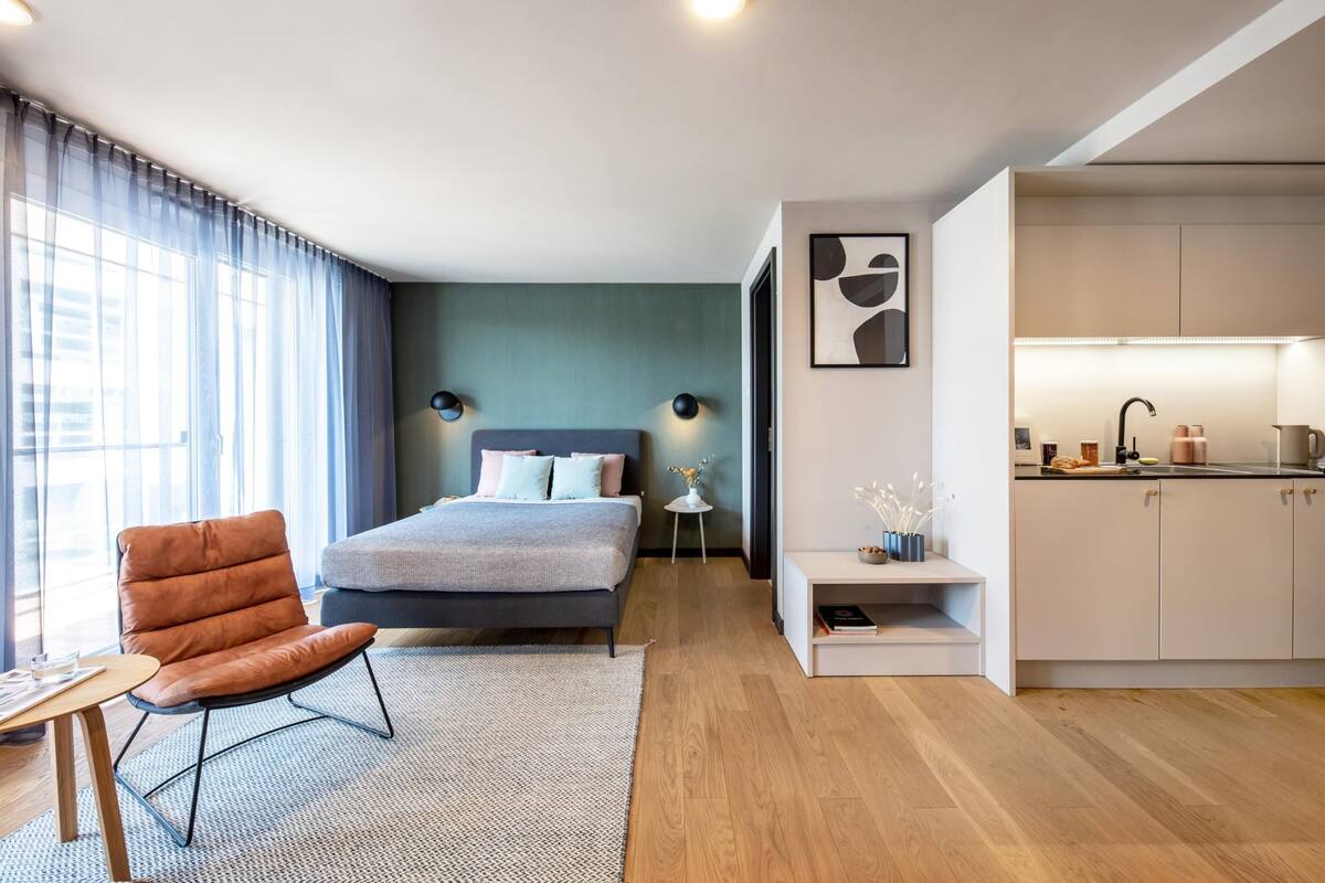 Smart Apartment, 1 Queen Bed, Balcony (Full Kitchen) | セーフティボックス (室内)、ノートパソコン用作業スペース、防音設備、アイロン / アイロン台
