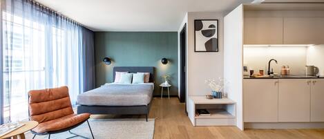 Smart Apartment, 1 Queen Bed, Balcony (Full Kitchen) | Caja de seguridad en la habitación y espacio para trabajar con laptop