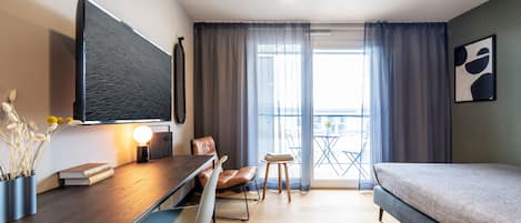 Apartment Xtra Smart with balcony | Een kluis op de kamer, een bureau, geluiddichte muren