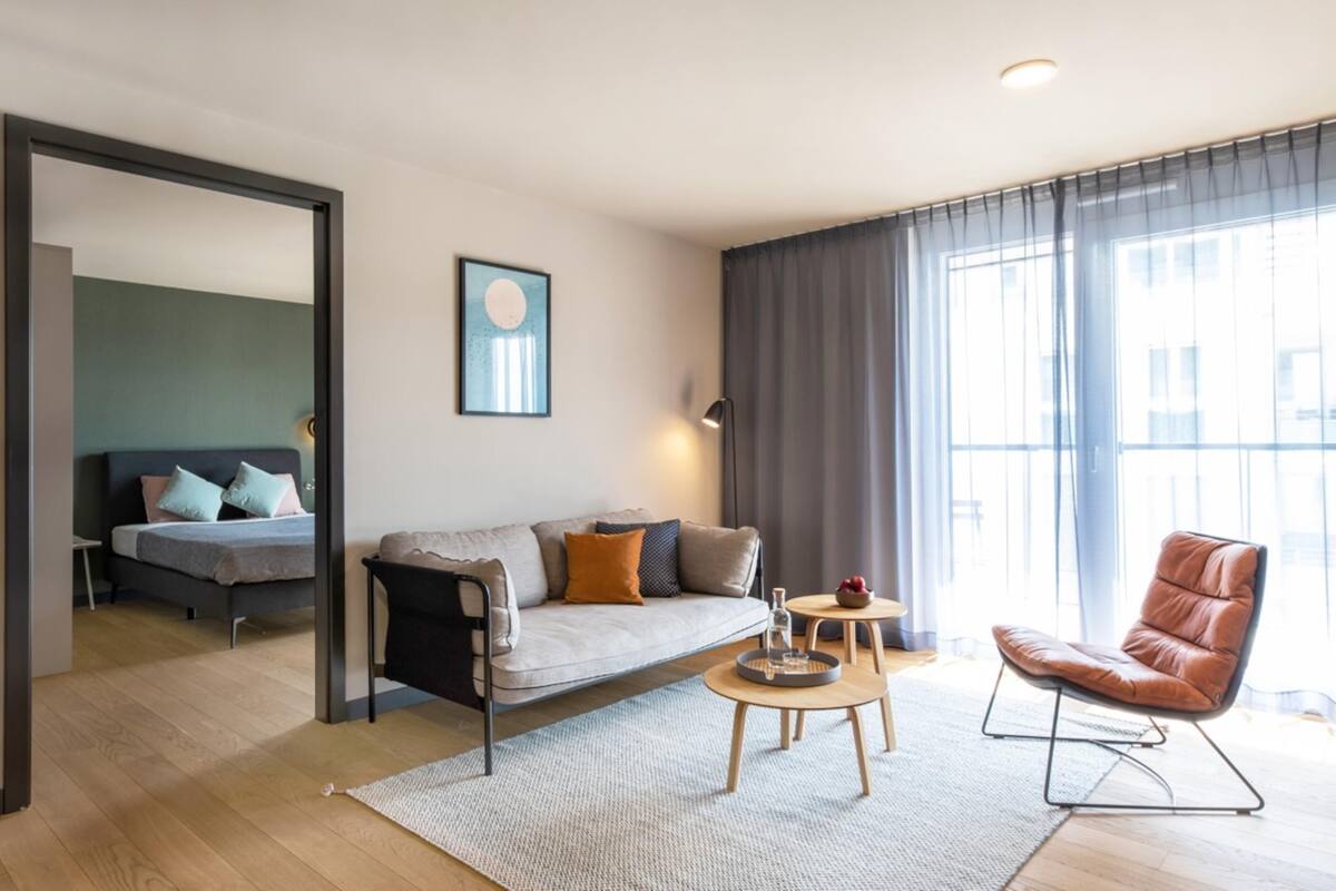 Medium Apartment, 1 Queen Bed, Balcony (Full Kitchen) | セーフティボックス (室内)、ノートパソコン用作業スペース、防音設備、アイロン / アイロン台