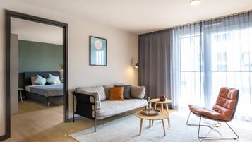 Medium Apartment, 1 Queen Bed, Balcony (Full Kitchen) | Zimmersafe, laptopgeeigneter Arbeitsplatz, schallisolierte Zimmer