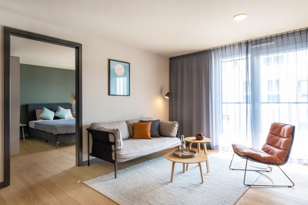 Medium Apartment, 1 Queen Bed, Balcony (Full Kitchen) | Zimmersafe, laptopgeeigneter Arbeitsplatz, schallisolierte Zimmer