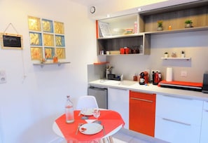 Réfrigérateur, micro-ondes, four, plaque de cuisson