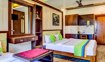 Deluxe Room | Desk, iron/ironing board, free WiFi, bed sheets