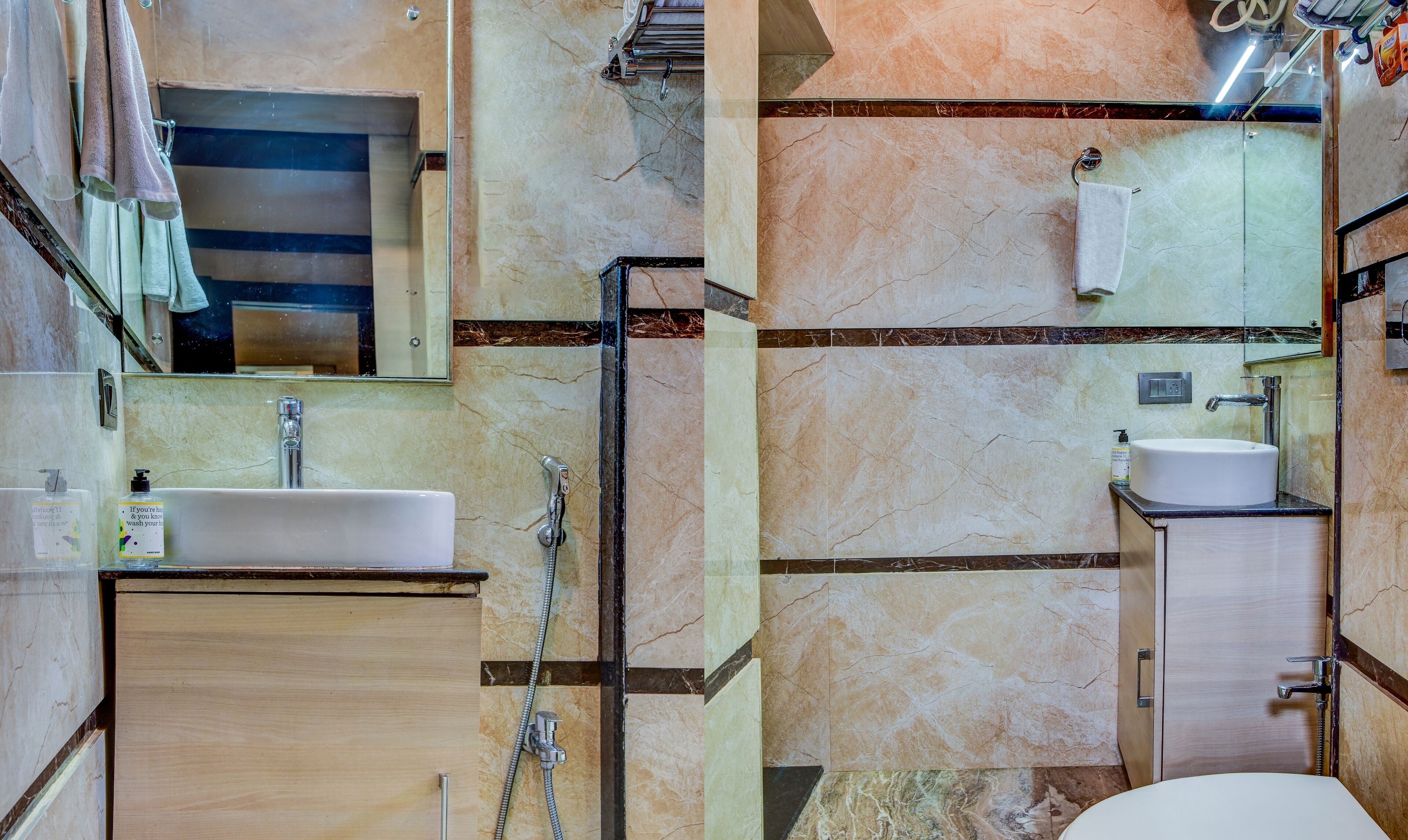 Une salle de bain équipée d’un lavabo, d’un miroir, d’un porte-serviettes et d’une douche.