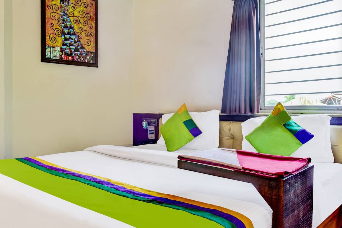 Standard Room | Desk, iron/ironing board (on request), WiFi (free), bed sheets