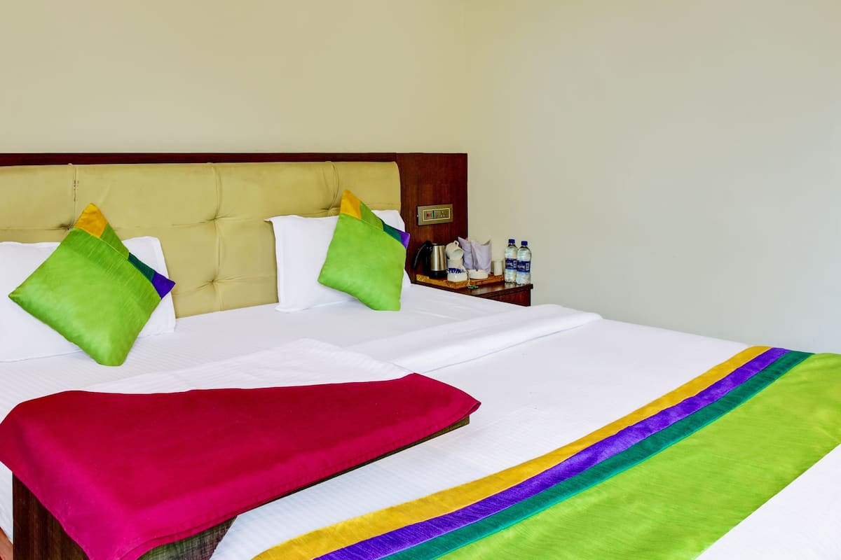 Premium Room | Desk, iron/ironing board (on request), WiFi (free), bed sheets