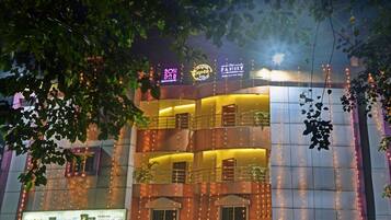 Overnatningsstedets facade – aften/nat