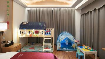 Family Room, Non Smoking (Mainland China Citizens Only) | Desk, blackout drapes, free WiFi, bed sheets