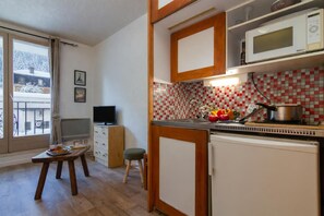 Frigorifero, microonde, piano cottura, macchina per tè/caffè