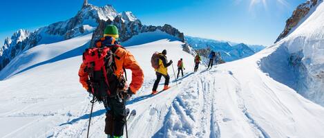 Un grupo de esquiadores subiendo por una ladera nevada.