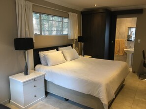 Northwold Suite 3 | In-room safe, iron/ironing board, free WiFi, bed sheets - Northwold Comfort Living (Randburg)