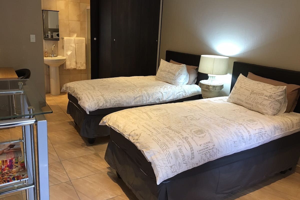 Northwold Suite 2 | ตู้นิรภัยในห้องพัก, เตารีด/โต๊ะรีดผ้า, Wi-Fi ฟรี, ผ้าปูที่นอน