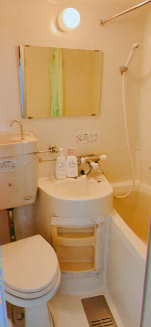Bañera con ducha, bañera profunda, artículos de tocador gratuitos