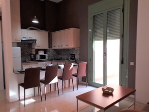 Réfrigérateur, micro-ondes, four, plaque de cuisson