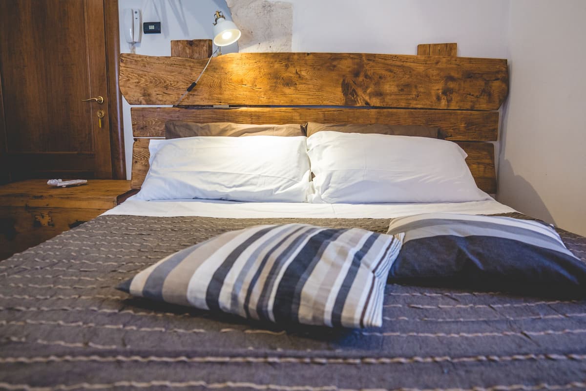 1 habitación, sistema de insonorización, wifi gratis y ropa de cama