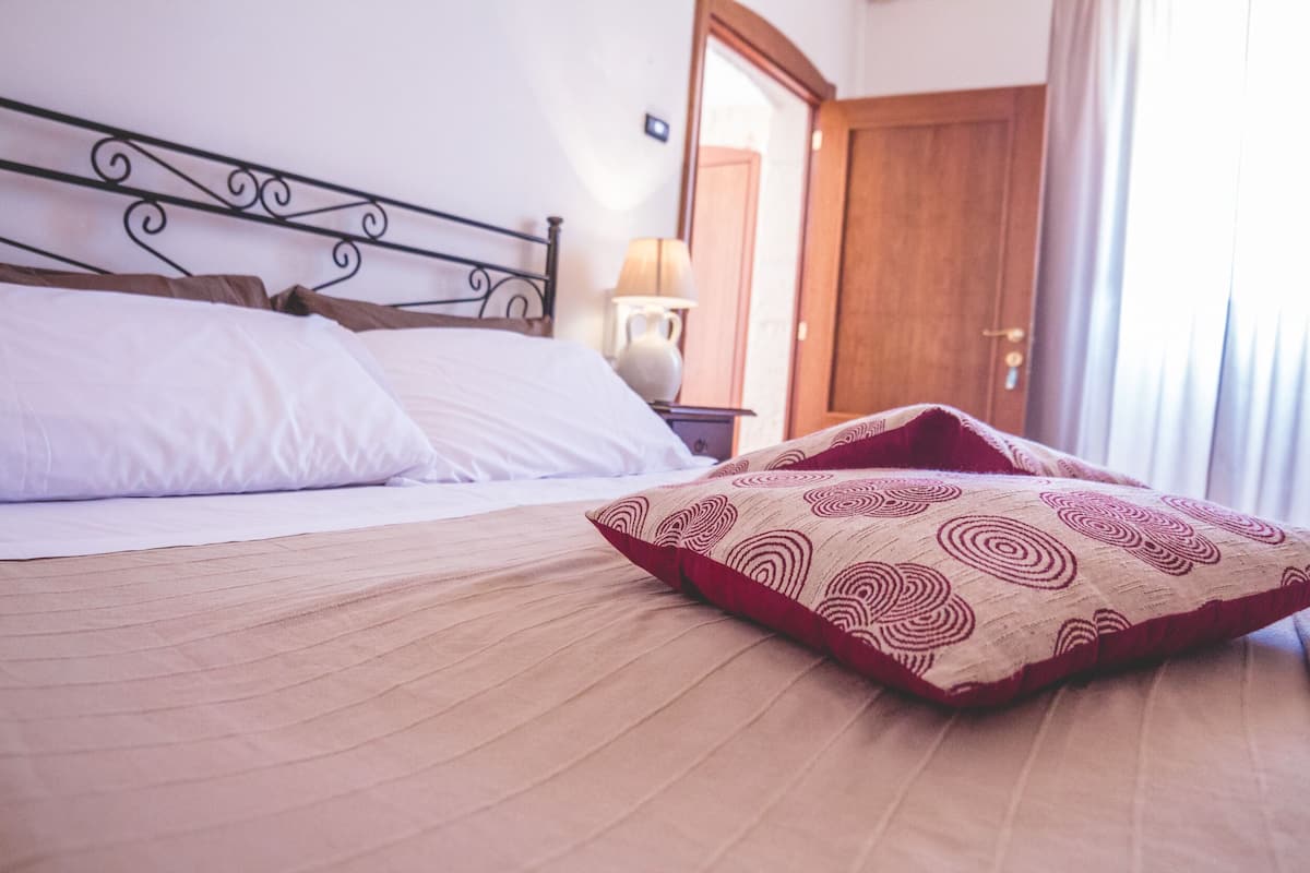 1 habitación, sistema de insonorización, wifi gratis y ropa de cama