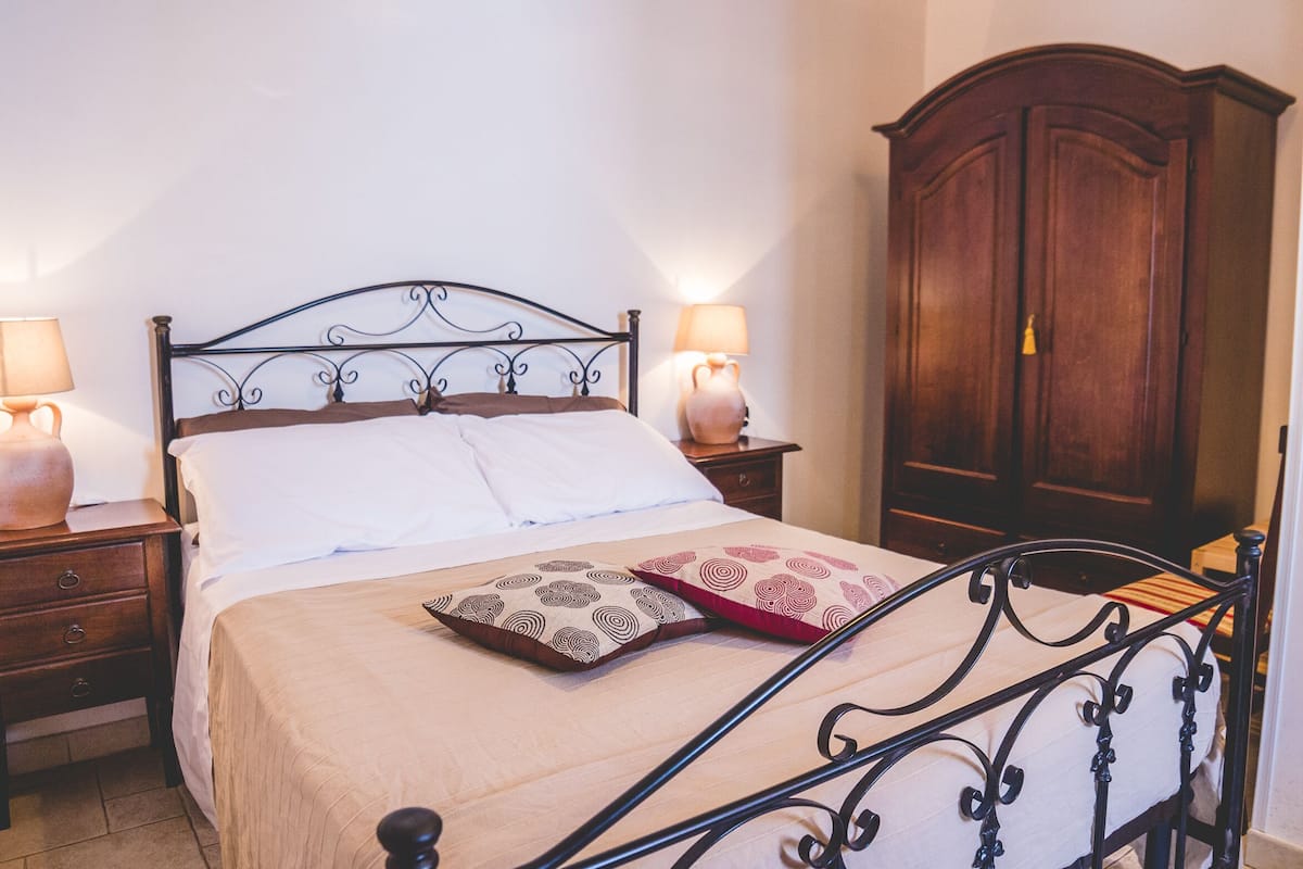 1 habitación, sistema de insonorización, wifi gratis y ropa de cama
