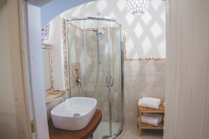 Traditional Apartment | Bathroom | Bidet, towels, soap, toilet paper - Trullieu Guesthouse (Alberobello)