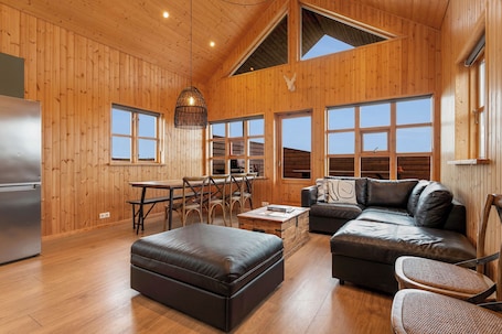 Signature Cottage, Hot Tub. Ocean Break Cabins