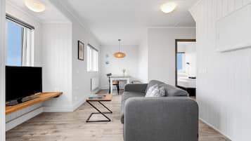 Apartment, 2 Schlafzimmer, Whirlpool | Wohnbereich | Flachbildfernseher