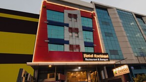 Un hotel con fachada moderna, que presenta un letrero destacado para 'Hotel Rockland Restaurant & Banquet' y un letrero más pequeño para 'Treebo'.