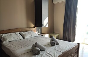 Standaard kamer | Een bureau, verduisterende gordijnen, gratis wifi, beddengoed