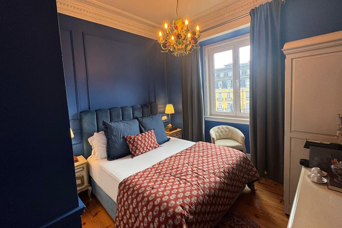 BOCAGE 03 | Blackout drapes, soundproofing, free WiFi, bed sheets