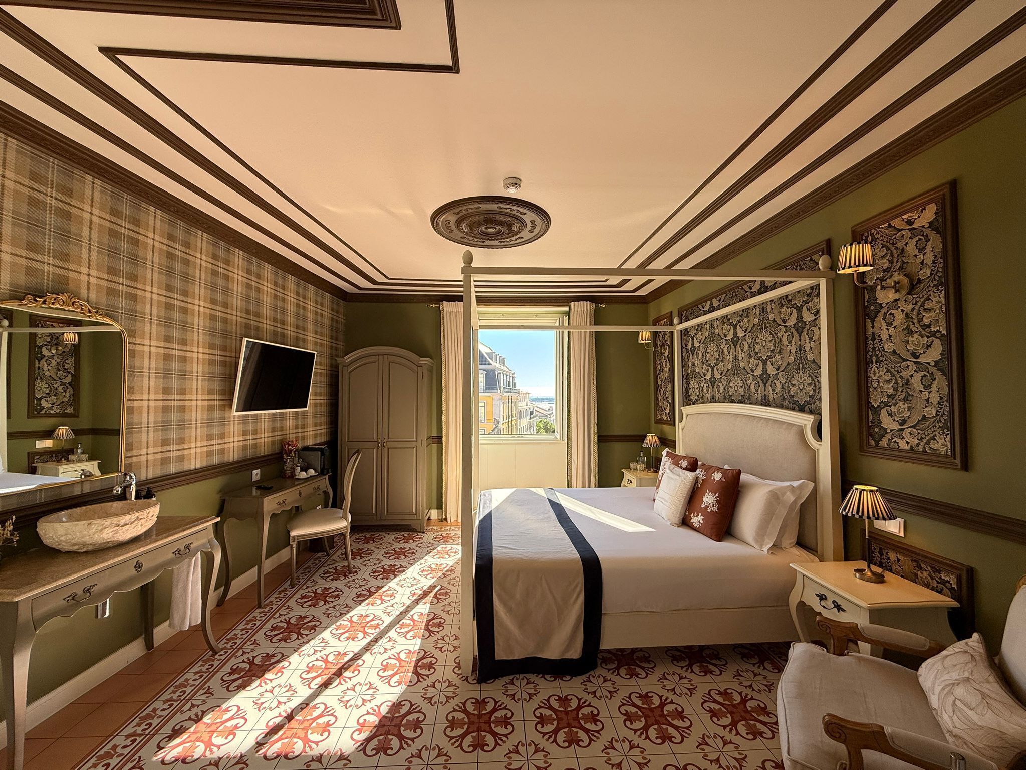 ECA DE QUEIROS 01 | Cortinas opacas, sistema de insonorización, wifi gratis y ropa de cama