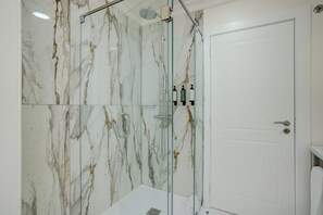 FERNANDO PESSOA 04 | Kylpyhuone | Suihku, pyyhkeet