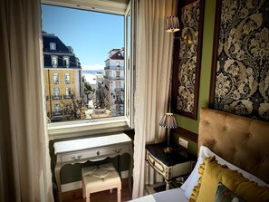 ECA DE QUEIROS 03 | Cortinas blackout, quartos à prova de som, Wi-Fi de cortesia