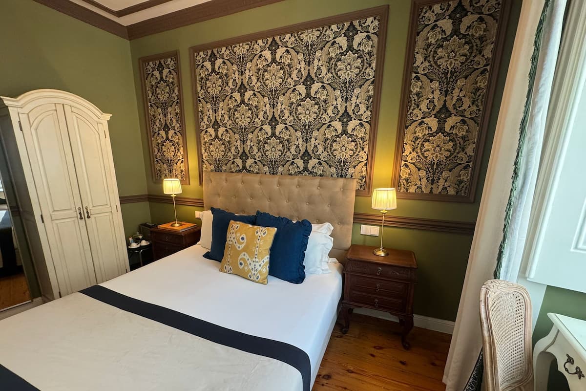 ECA DE QUEIROS 04 | Blackout drapes, soundproofing, free WiFi, bed sheets