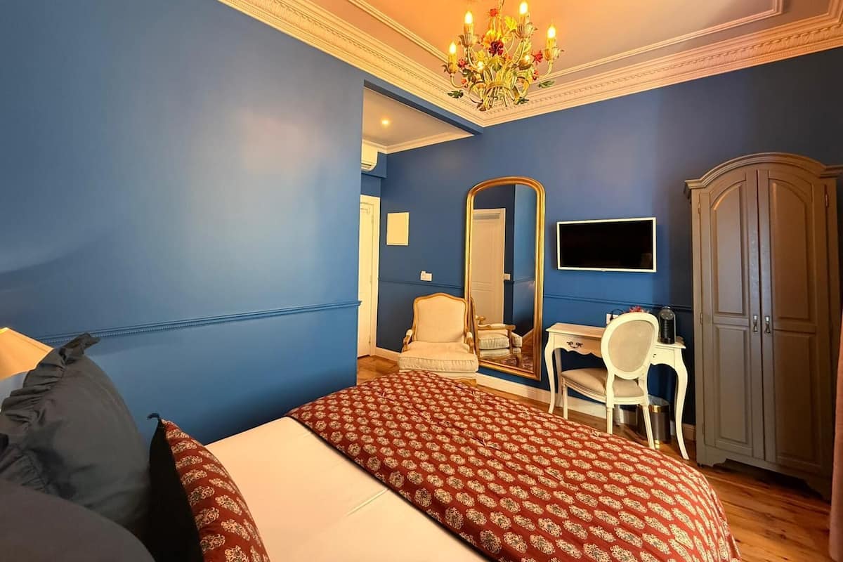 BOCAGE 05 | Blackout drapes, soundproofing, free WiFi, bed sheets