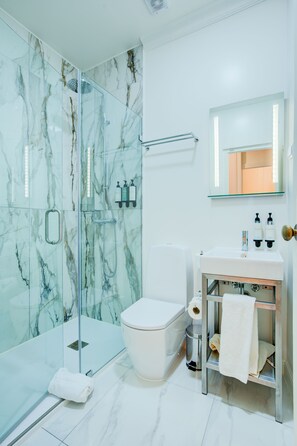 ECA DE QUEIROS 05 | Bathroom - Solar dos Poetas (Lisbon)