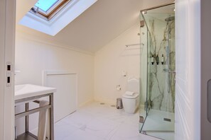 GIL VICENTE 05 | Bathroom - Solar dos Poetas (Lisbon)