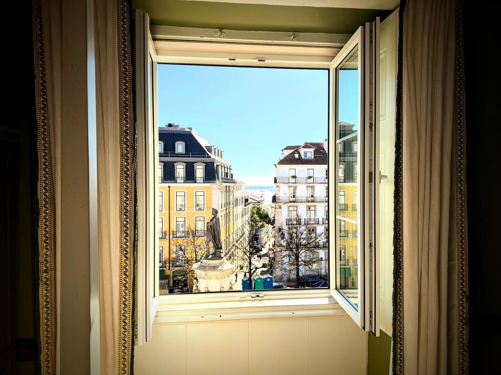 ECA DE QUEIROS 01 | Cortinas blackout, quartos à prova de som, Wi-Fi de cortesia