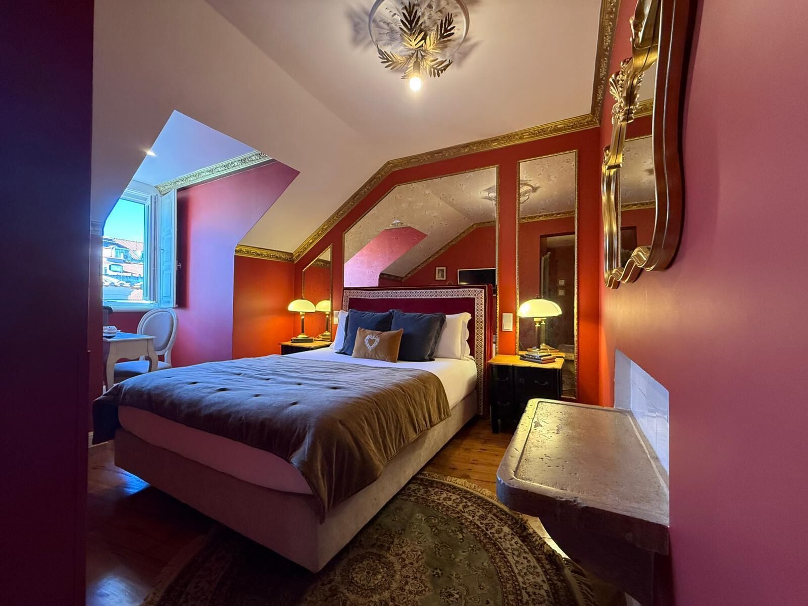 GIL VICENTE 05 | Cortinas opacas, sistema de insonorización, wifi gratis y ropa de cama