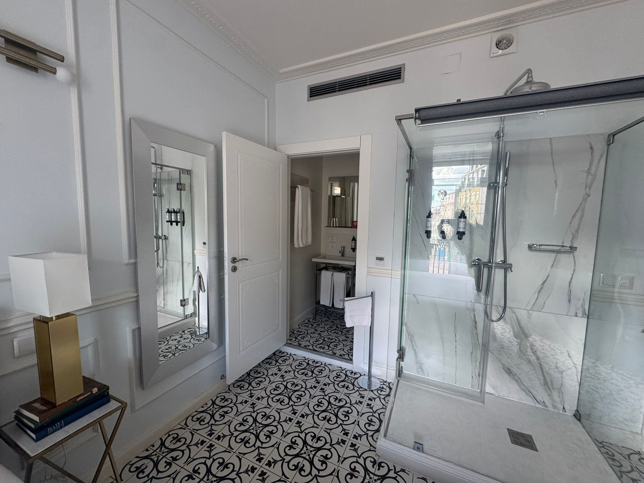 FERNANDO PESSOA 02 | Badkamer | Een douche, handdoeken