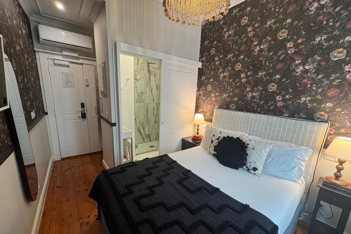 FLORBELA ESPANCA 06 | Blackout drapes, soundproofing, free WiFi, bed sheets