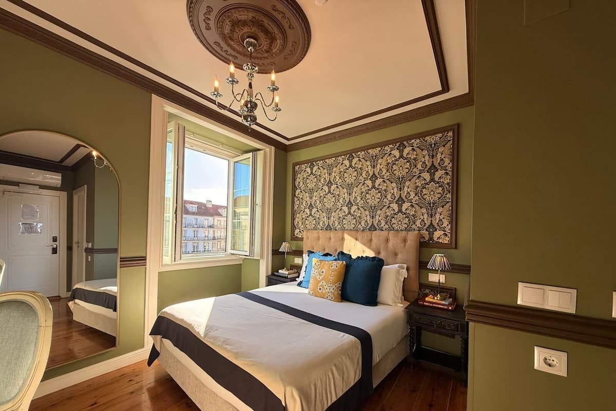 ECA DE QUEIROS 02 | Blackout drapes, soundproofing, free WiFi, bed sheets