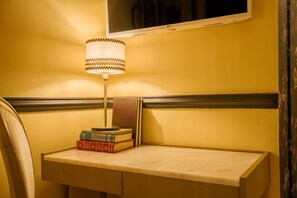 FLORBELA ESPANCA 08 | Blackout drapes, soundproofing, free WiFi, bed sheets - Solar dos Poetas (Lisbon)